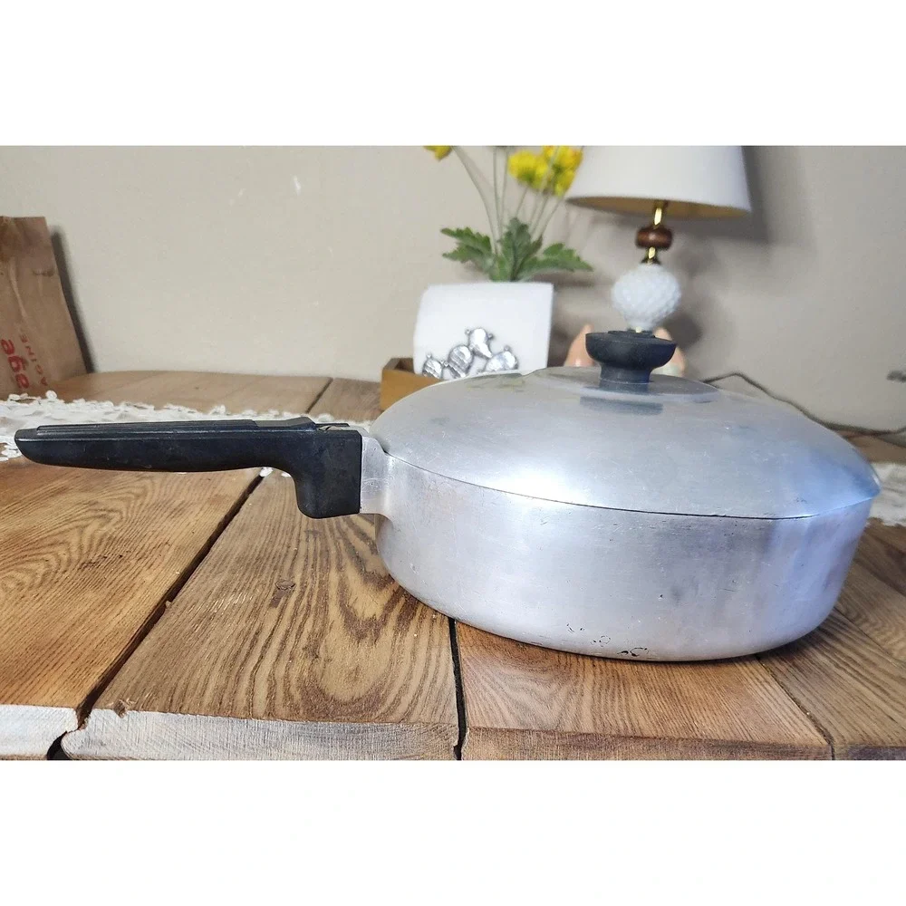 Vintage Wagner Ware Sidney  4569M Chicken‎ Fryer.